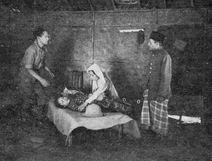 Mansoer_(Djoemala)_helping_a_sick_Roekihati_(Roekiah),_Roekihati,_p28